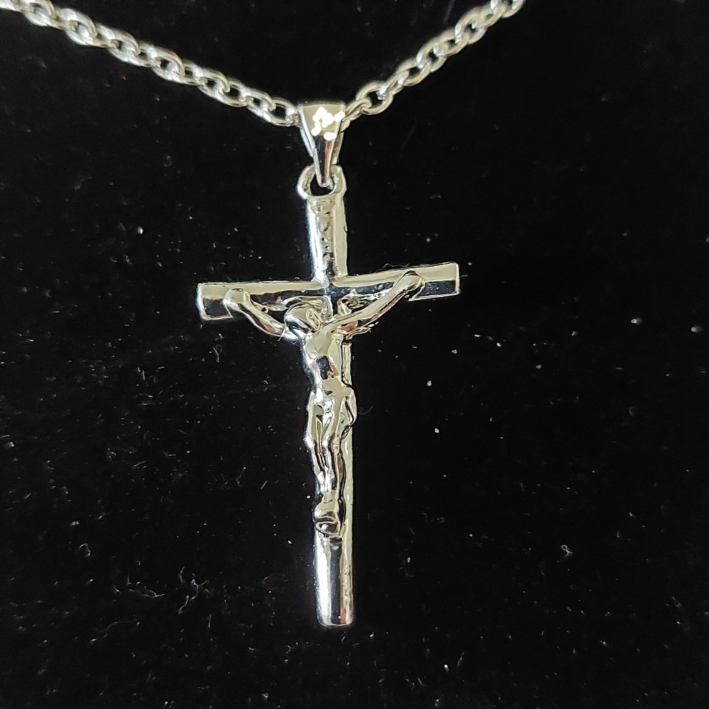 VTG Style Silver-Tone Crucifix Pendant Necklace | Classic Catholic Corpus Cross